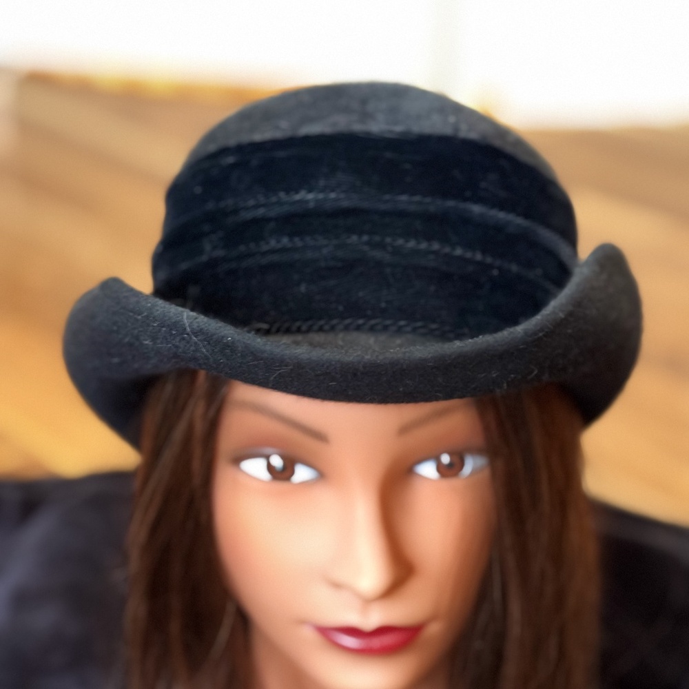 Women's Black felt hat with velvet ribbon and back bow